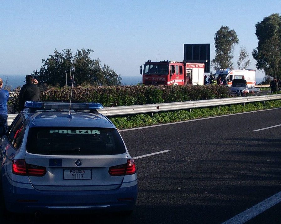 A18, incidente nei pressi di Taormina. Intervento dei vigili del fuoco