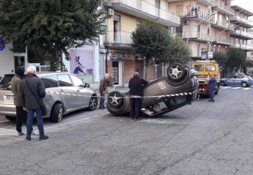 Acireale, incidente in corso Italia, auto si ribalta