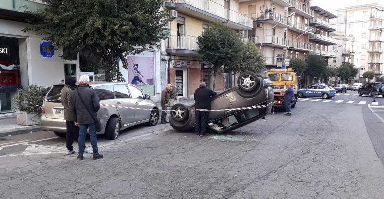 Acireale, incidente in corso Italia, auto si ribalta