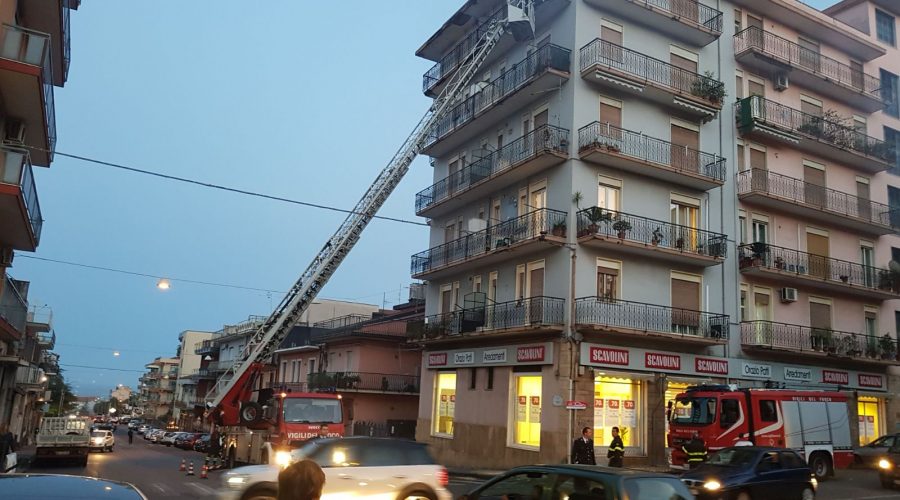 Giarre, intervento dei vigili del fuoco per caduta calcinacci da un palazzo