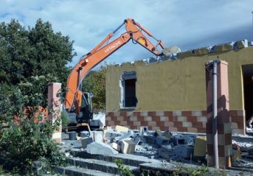 Villetta abusiva nel parco dell'Etna: oggi al via la demolizione