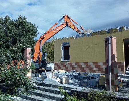 Villetta abusiva nel parco dell’Etna: oggi al via la demolizione