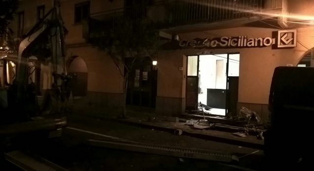 Zafferana, banda bancomat colpisce il Credito siciliano di via Roma  LE FOTO