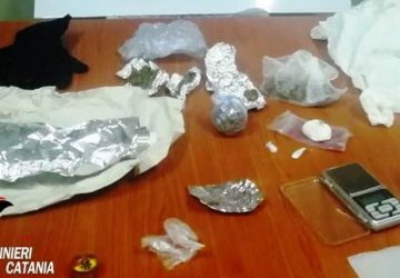 Coca ed &ldquo;erba&rdquo; da spacciare alla vigilia di Natale. Due arresti a Biancavilla