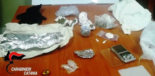 Coca ed “erba” da spacciare alla vigilia di Natale. Due arresti a Biancavilla