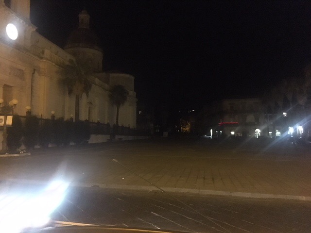 Giarre avvolta dalle tenebre. A Natale senza addobbi e con le strade insicure