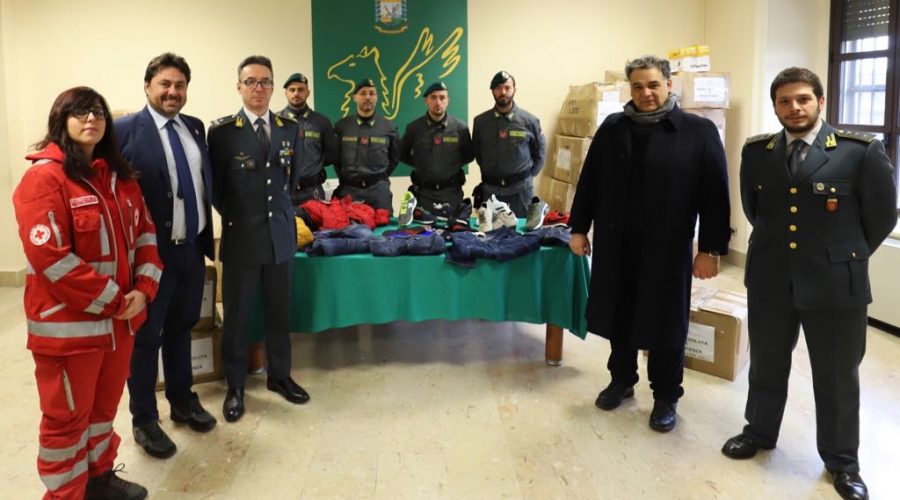 Catania, donati in beneficenza dalla GdF oltre 2.000 capi di abbigliamento sequestrati