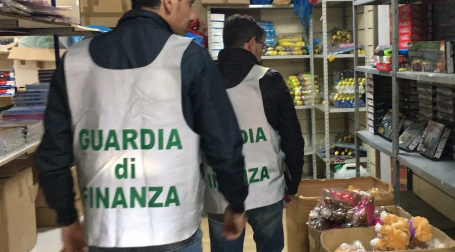 Misterbiano: sequestrati oltre 200.000 giocattoli contraffatti. Denunciato commerciante cinese