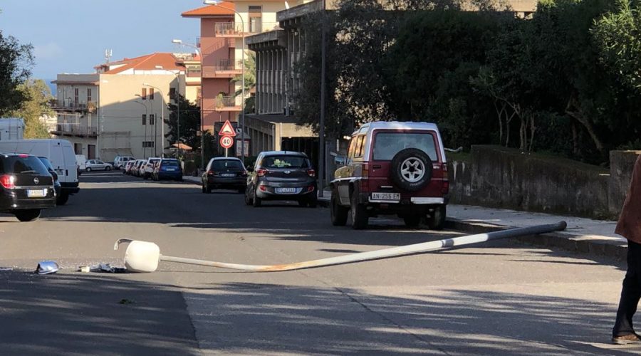 Giarre, vento abbatte palo della pubblica illuminazione FOTO