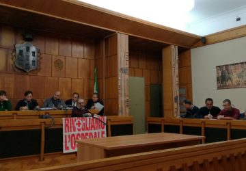 Consiglio comunale Giarre: l'opposizione attacca, la maggioranza fa "melina" e le strisce blu "crescono"