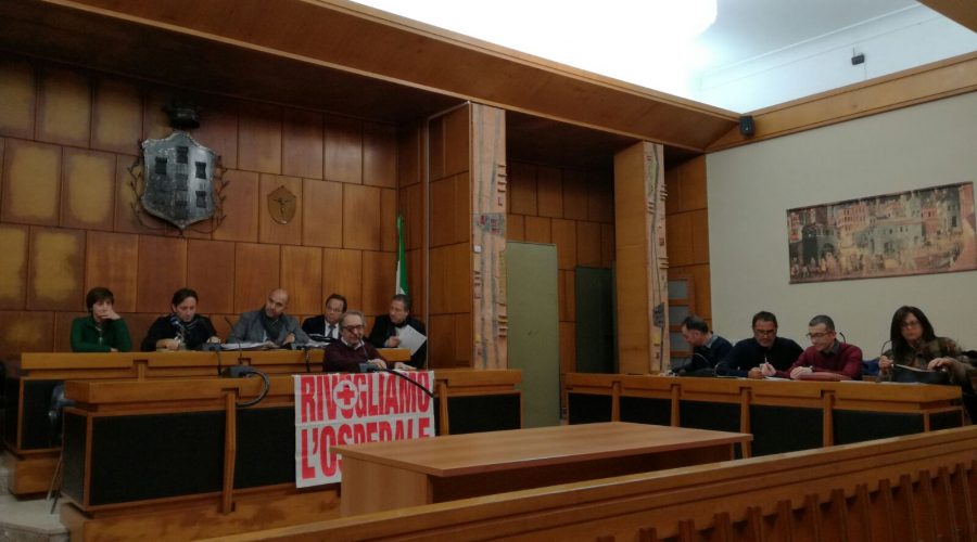 Consiglio comunale Giarre: l’opposizione attacca, la maggioranza fa “melina” e le strisce blu “crescono”