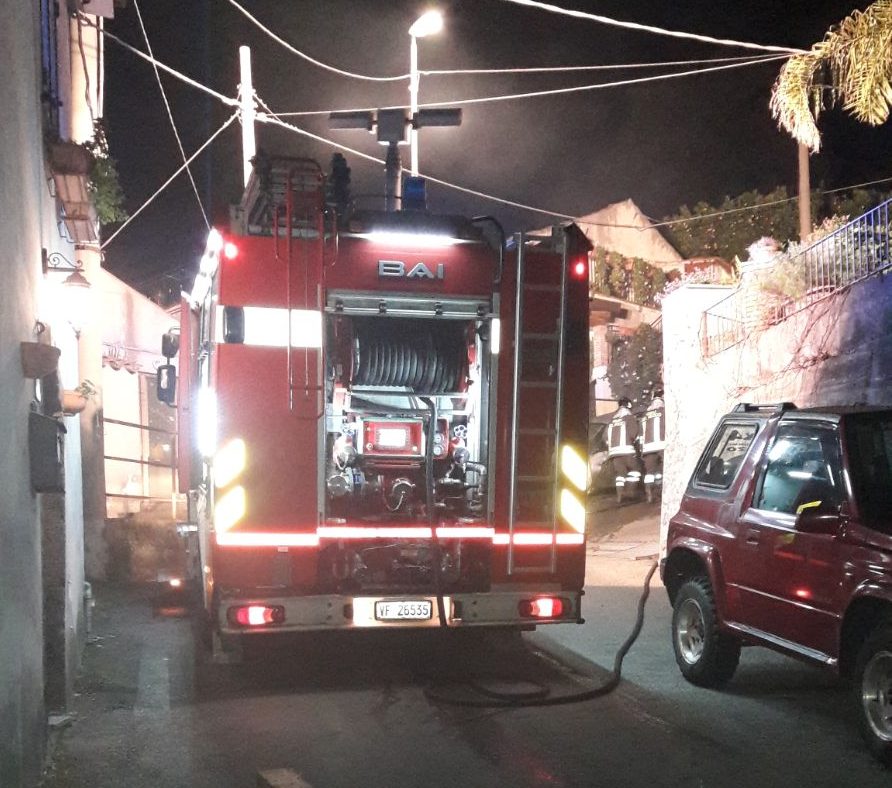 Notte di fuoco a Mascali e Zafferana: in fiamme due auto