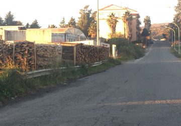 Giarre, a fuoco cataste di legna in una segheria in via Di Bella. Intervento dei vigili del fuoco