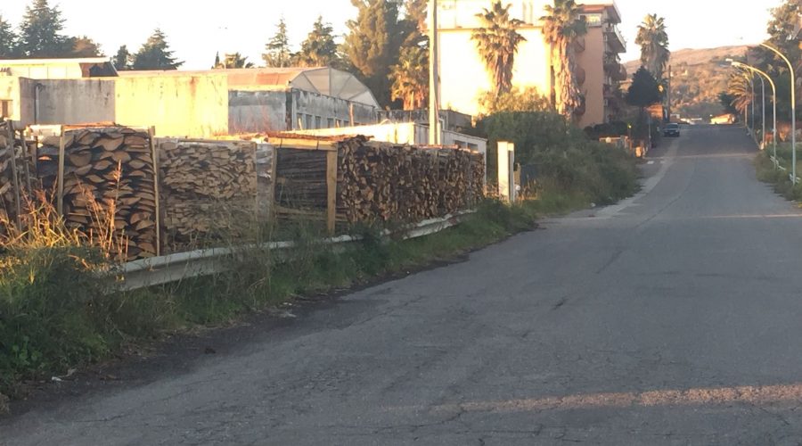 Giarre, a fuoco cataste di legna in una segheria in via Di Bella. Intervento dei vigili del fuoco