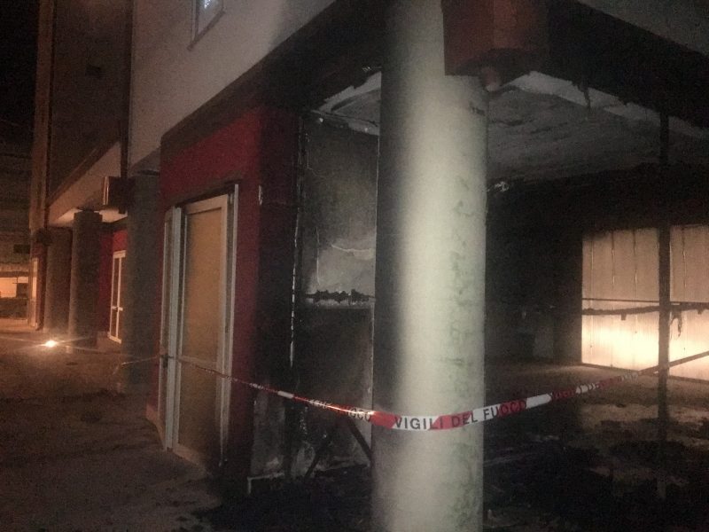 Giarre, a fuoco il centro sociale di via Alfieri