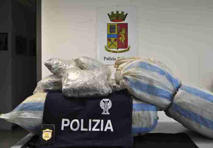 Catania, sequestrati dalla polizia 45 chili di marijuana: in manette tre corrieri