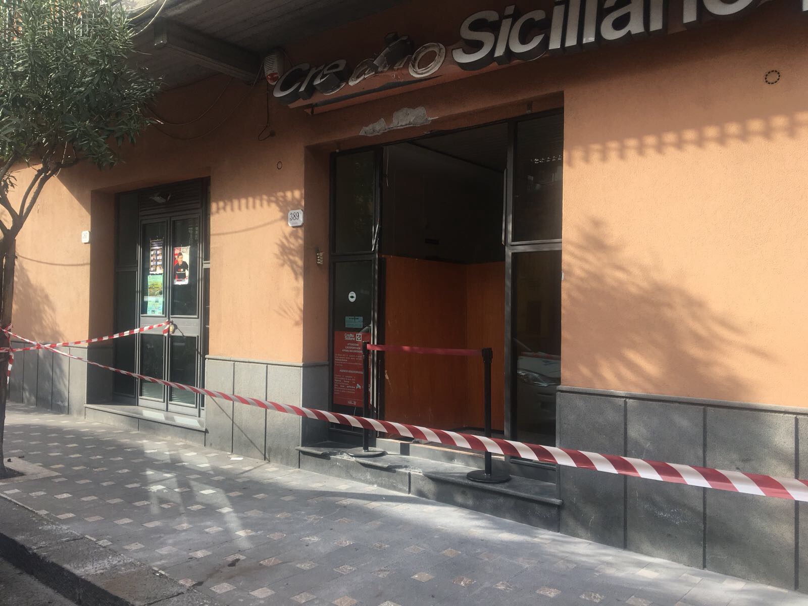Zafferana, banda bancomat colpisce il Credito siciliano di via Roma  LE FOTO
