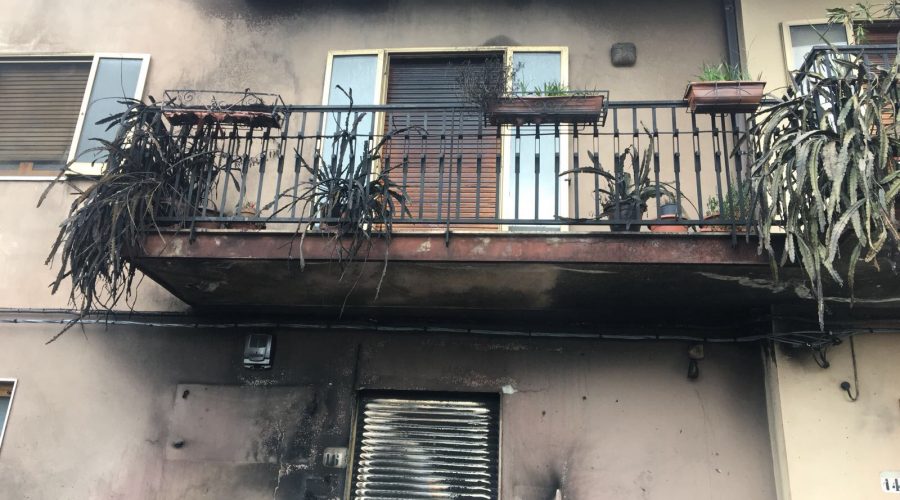Zafferana: auto incendiata esplode nella notte e danneggia un edificio VIDEO