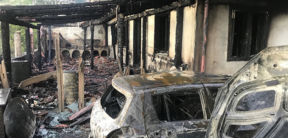 Santa Teresa di Riva, divampa un incendio in un palazzo: una donna rimasta ferita durante la fuga