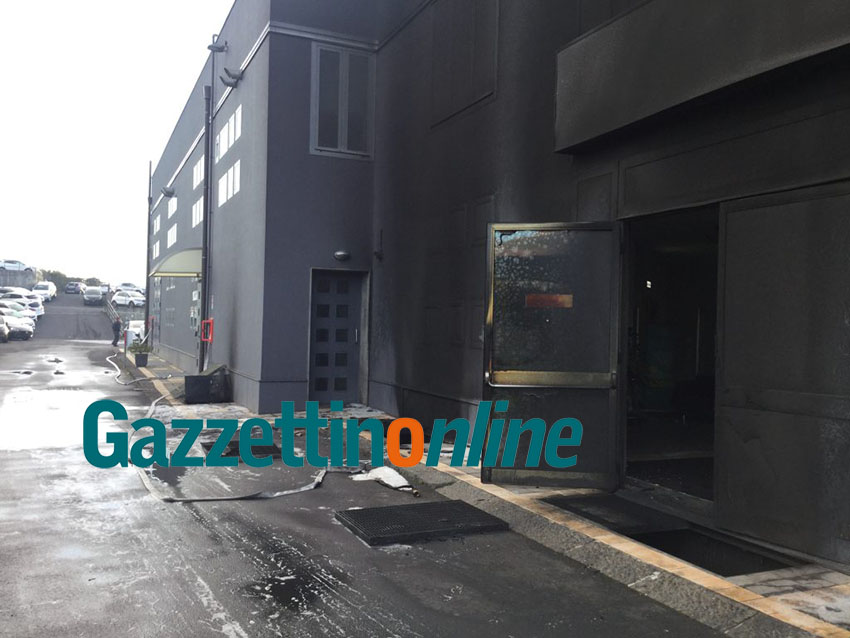 Incendio alla concessionaria Opel. Intervento nella notte dei vigili del fuoco VIDEO – FOTO