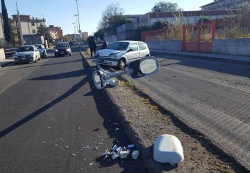 Giarre, incidente autonomo: auto si schianta contro palo illuminazione. Illeso autista