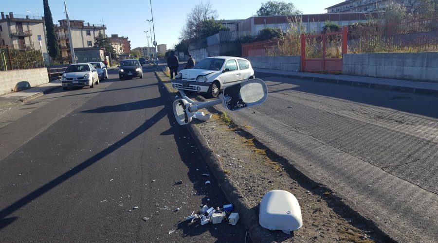 Giarre, incidente autonomo: auto si schianta contro palo illuminazione. Illeso autista