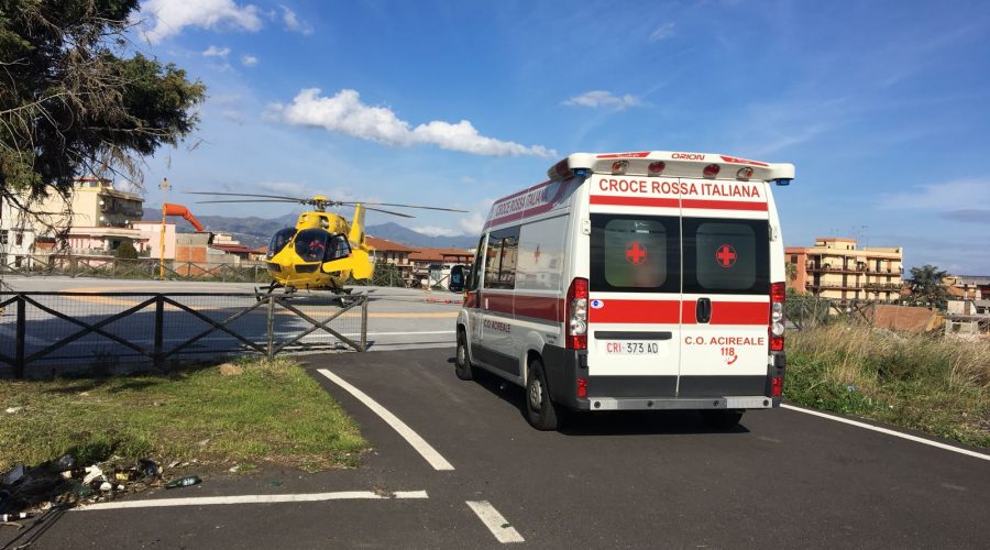 Giarre, anziana accusa malore. Intervento dell’elisoccorso
