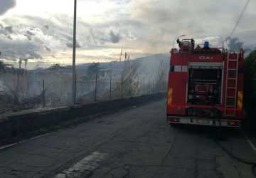Fondachello, a fuoco un canneto. Pericolo per una abitazione privata. Intervento dei vigili del fuoco VIDEO