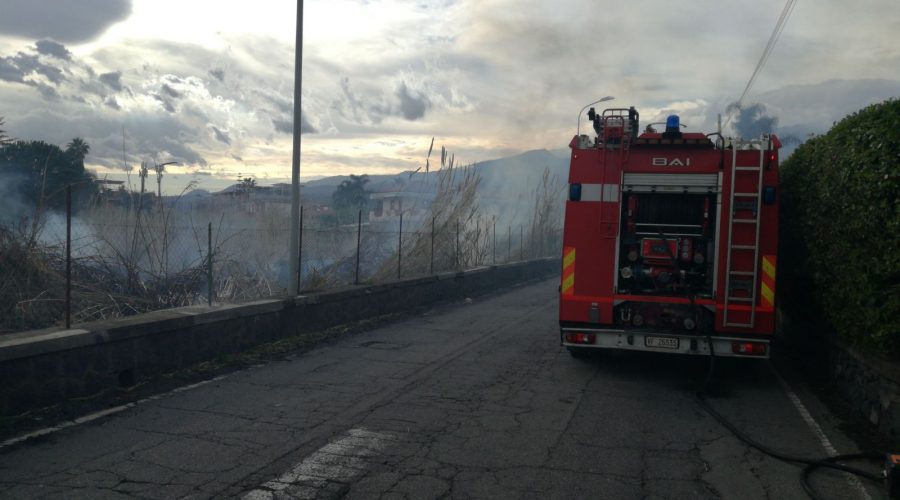 Fondachello, a fuoco un canneto. Pericolo per una abitazione privata. Intervento dei vigili del fuoco VIDEO