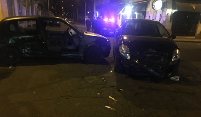 Giarre, terribile impatto tra due auto in via Alfieri. Intervento dei vigili del fuoco VIDEO