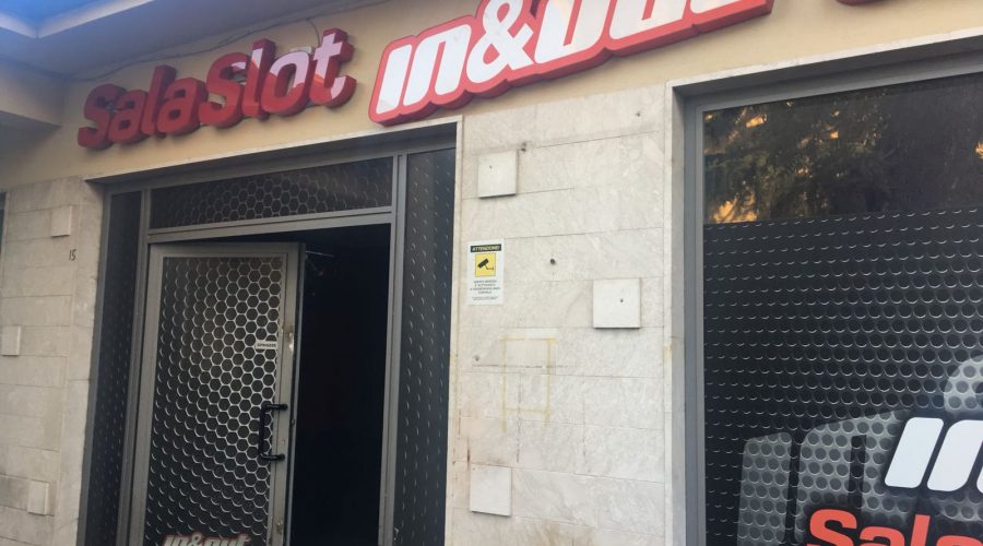 Giarre, assalto con spaccata alla sala slot VLT “In & Out” di via Finocchiaro Aprile