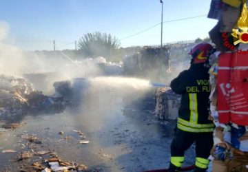 Calatabiano, cova il fuoco nella cartiera devastata: nuovo intervento dei vigili del fuoco