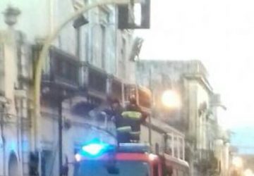 Giarre, camion provoca cedimento parziale impianto semaforico: intervento dei vigili del fuoco