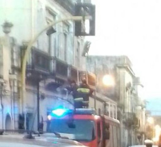 Giarre, camion provoca cedimento parziale impianto semaforico: intervento dei vigili del fuoco