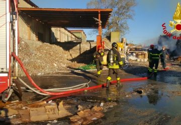Calatabiano, incendio divampa nella cartiera Sacca. Intervento dei vigili del fuoco di Riposto, Catania e Acireale