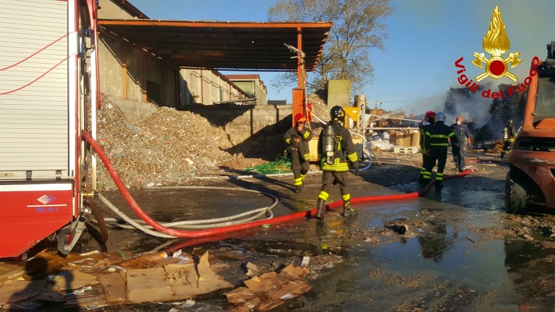 Calatabiano, incendio divampa nella cartiera Sacca. Intervento dei vigili del fuoco di Riposto, Catania e Acireale