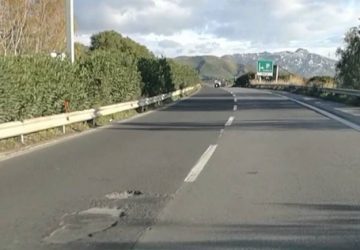 L'autostrada A18, le buche e l'unica corsia di marcia: botta e risposta tra l'on. De Luca (M5S) e l'assessore regionale Falcone