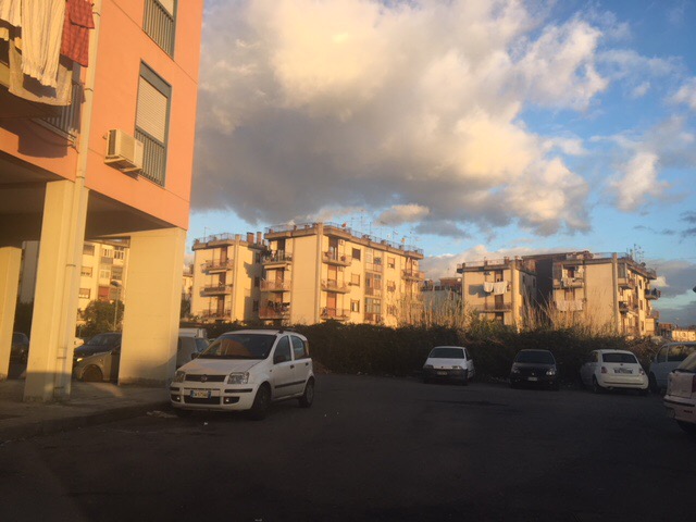 Giarre, blitz antidroga della polizia nel quartiere Jungo. Fermato un 41enne