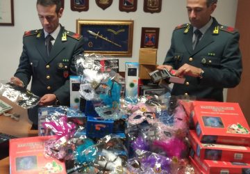 Acireale, sequestrati a commerciante 85.000 articoli illegali tra maschere, luminarie e giocattoli