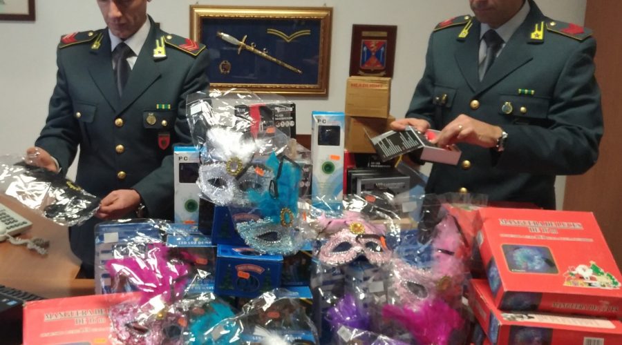 Acireale, sequestrati a commerciante 85.000 articoli illegali tra maschere, luminarie e giocattoli