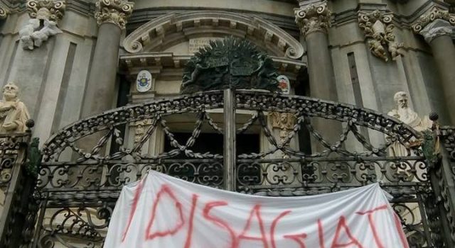 Catania, da quasi un mese in cattedrale: diritti e non favori per i “disagiati”