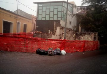 Santa Venerina, il Comune esegue la demolizione di due immobili di propriet&agrave;