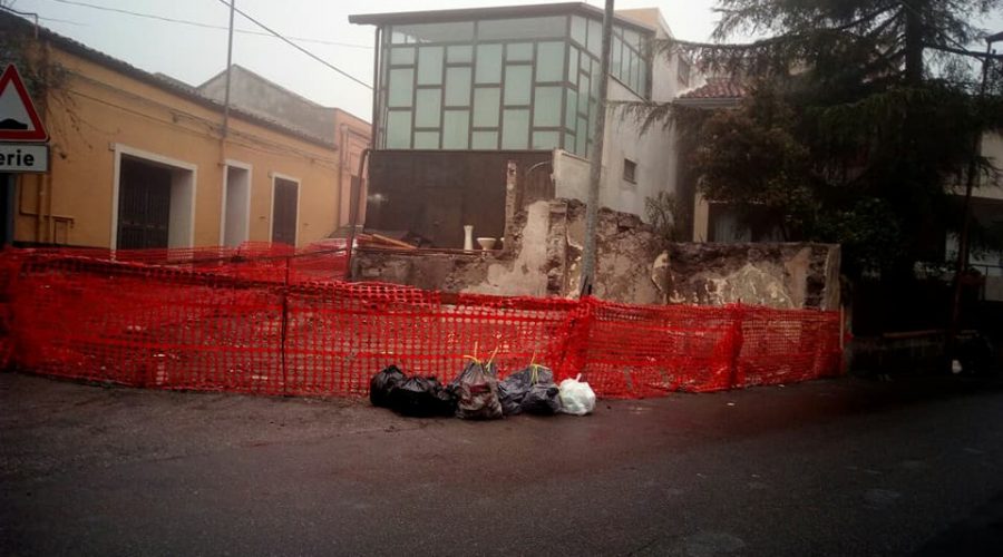 Santa Venerina, il Comune esegue la demolizione di due immobili di proprietà