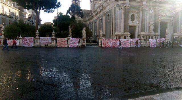 Catania, da quasi un mese in cattedrale: diritti e non favori per i “disagiati”