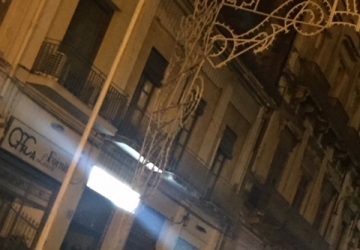 Giarre, danneggiate dal vento luminarie San Sebastiano in piazza Duomo