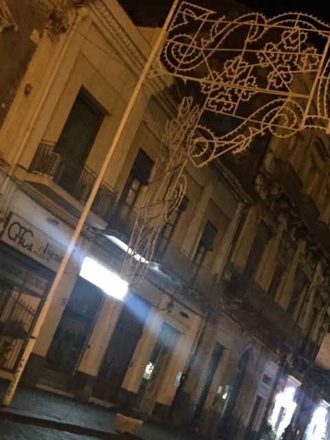 Giarre, danneggiate dal vento luminarie San Sebastiano in piazza Duomo