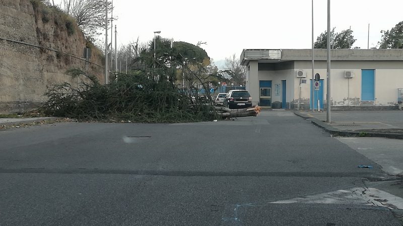 Raffiche di vento nel Catanese: disagi in autostrada. Chiuso in mattinata il Casello di Giarre DIRETTA – VIDEO