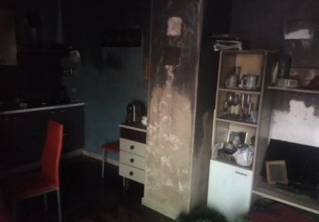 Inferno di fuoco a Giarre: incendi in un deposito di pedane e in un’abitazione VIDEO