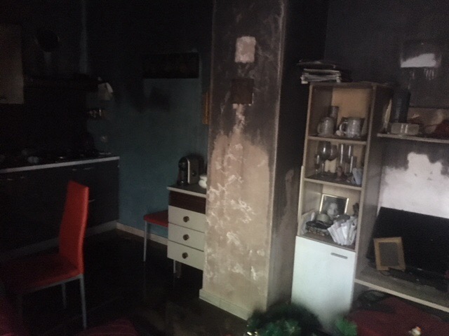 Inferno di fuoco a Giarre: incendi in un deposito di pedane e in un’abitazione VIDEO