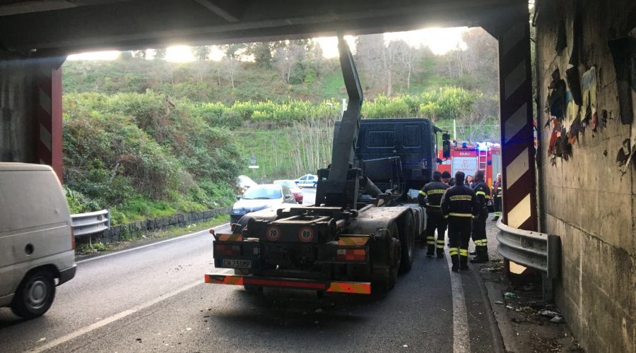 Giarre, camion si incastra sotto un ponte. Traffico bloccato in direzione di S. Venerina VIDEO